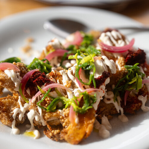 Chou fleur pané, sauce tahini, pickles et harissa à la rose Chou fleur pané, sauce tahini, pickles et harissa à la rose